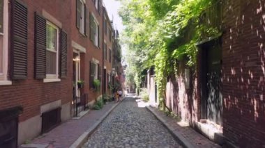 Boston, MA, USA - 2 Temmuz 2024: Acorn Street Boston MA USA. 4k motion video tur kaldırım taşı caddesi