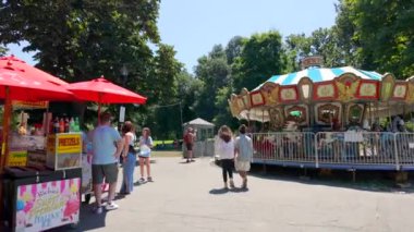 Boston, MA, ABD - 2 Temmuz 2024: Boston Ortak Kurbağa Göleti 2024 Yaz titreşimleri