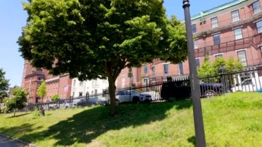 Boston, MA, ABD - 2 Temmuz 2024: Boston Common Park 2024 'ten Beacon Hill manzarası