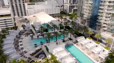 Miami, FL, ABD - 4 Temmuz 2024: Paramount Miami Worldcenter yüzme havuzu güvertesi. Hava aracı videosu