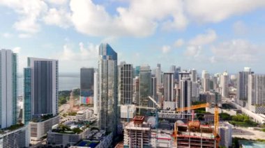 Miami, FL, ABD - 4 Temmuz 2024 Hiperlapse Miami. Miami Dade County Florida 'da 4k İHA görüntüsü