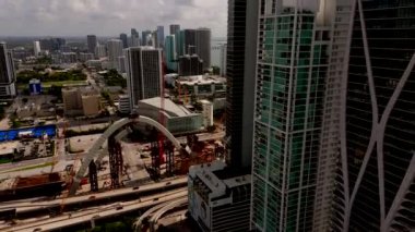Miami, Florida, ABD. Şehirdeki kuleler. Epic stock videosu 2024 4k drone 'da çekildi