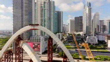 Miami, FL, ABD - 4 Temmuz 2024: Miami, FL, ABD. 2024 numaralı hava aracı stok videosu. Miami Dade County şehir merkezi manzarası