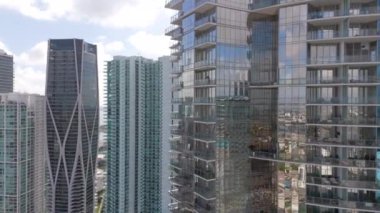 Miami, FL, ABD - 4 Temmuz 2024: Paramount Miami Worldcenter balkon kapanış uçuşu. Hava İHA pov videosu