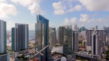 Miami, FL, ABD - 4 Temmuz 2024: Paramount Miami Worldcenter 2024. Hava aracı görüntüsü şehir merkezi görüntüsü