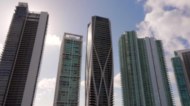 Miami şehir merkezindeki kuleler. 4k hava aracı videosu yukarı eğildi