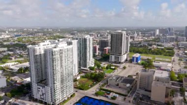 Miami, FL, ABD. Hava aracı 2024 ile çekilmiş kiralık apartman binaları.