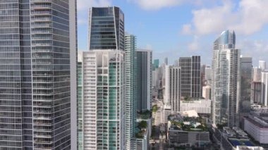 Miami şehir merkezindeki hava aracı gökdelen kuleleri. 4k 30p 2024 stok görüntüsü