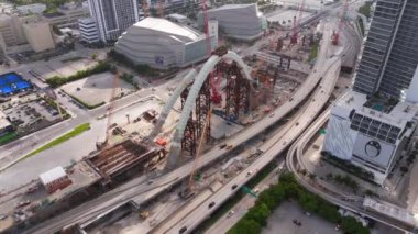 Miami, FL, ABD - 4 Temmuz 2024: Miami şehir merkezi inşaatı devam eden Hava Denetim İmzalama Köprüsü
