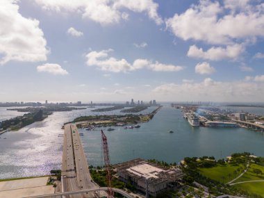 Biscayne Körfezi manzaralı Miami Havalimanı. Florida, ABD. 2024 yazı.