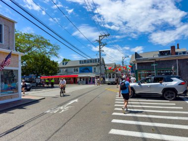 Provincetown, MA, USA - 1 Temmuz 2024: Tarihi Provincetown Massachusetts, ABD. Yaz 2024 sokak sahnesi turistlerle dolu.