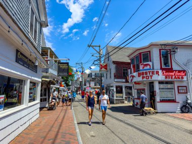 Provincetown, MA, USA - 1 Temmuz 2024: Tarihi Provincetown Massachusetts, ABD. Yaz 2024 sokak sahnesi turistlerle dolu.