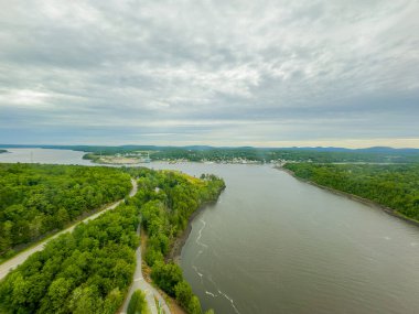 Penobscot, Maine, ABD 2024. Penobscot Nehri 'nin Verona Adası ve Prospect arasındaki hava fotoğrafı.