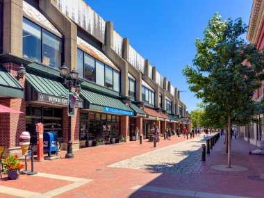 Salem, Massachusetts, ABD - 27 Haziran 2024: Salem, Massachusetts, ABD. 2024 yazında Essex Caddesi 'nde yürüyen turistlerin fotoğrafı