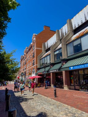 Salem, Massachusetts, ABD - 27 Haziran 2024: Salem, Massachusetts, ABD. 2024 yazında Essex Caddesi 'nde yürüyen turistlerin fotoğrafı