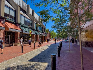 Salem, Massachusetts, ABD - 27 Haziran 2024: Salem, Massachusetts, ABD. 2024 yazında Essex Caddesi 'nde yürüyen turistlerin fotoğrafı