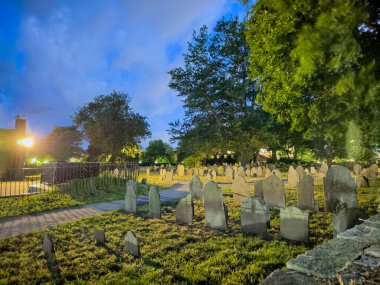 Salem, Massachusetts, ABD. Gömülü cadılarla dolu bir mezarlığın gece fotoğrafı.