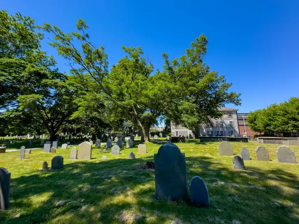 Salem, Massachusetts, ABD. Lanetli bir mezarlığın fotoğrafı gömülü cadılarla dolu.