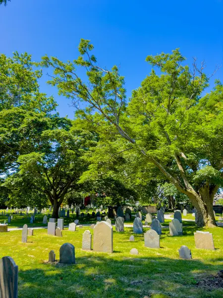 Salem, Massachusetts, ABD. Lanetli bir mezarlığın fotoğrafı gömülü cadılarla dolu.