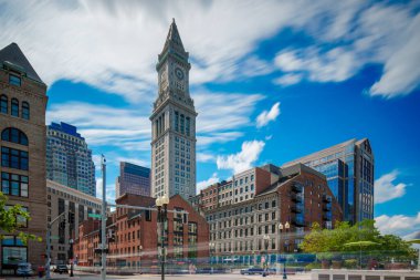 Boston 'daki tarihi saat kulesi. Gökyüzünde ve trafikte hareketle uzun pozlama