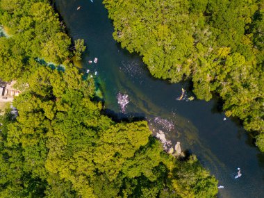 High Springs, FL, ABD - 12 Temmuz 2024: Ginnie Springs Florida 'nın havadan çekilmiş fotoğrafı