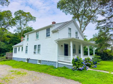 Marthas Vineyard, MA, ABD - 17 Temmuz 2024: Marthas Vineyard 'daki tek aile evi