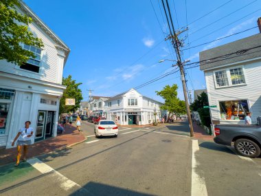 Marthas Vineyard, MA, ABD - 17 Temmuz 2024: Marthas Vineyard Yazı 2024 Ana Cadde boyunca alışveriş