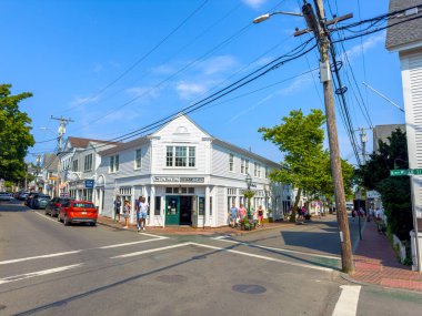Marthas Vineyard, MA, ABD - 17 Temmuz 2024: Marthas Vineyard Yazı 2024 Ana Cadde boyunca alışveriş
