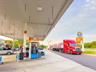 Charlton, MA, USA - 18 Temmuz 2024: Charlton Servis Plaza Westbound