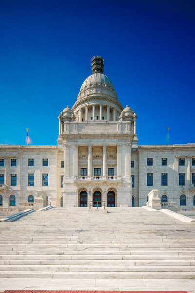 Дом штата Род-Айленд 2024. Длительное фото с размытием движения на деревьях