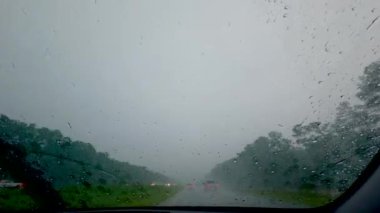 Otobanda şiddetli gök gürültülü fırtınaların içinden geçiyor. 4k stok video b rulosu