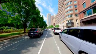 Boston, MA, ABD - 15 Temmuz 2024: Boston 'da daha iyi bisiklet yolları. Şehirde at süren birinin 4k hareketli video simülasyonu