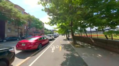 Boston, MA, ABD - 15 Temmuz 2024: Boston Commercial Street bisiklet gezisi. 4k motion video 2024