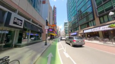 Boston, MA, ABD - 15 Temmuz 2024: Boston Massachusetts ABD şehir merkezi bisiklet turu. 4k motion stok videosu