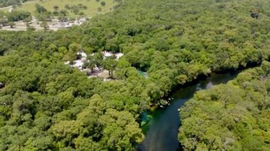 High Springs, FL, ABD - 14 Temmuz 2024: Varış yeri Ginnie Springs biletleri, Florida, Yaz mevsimi. Hava aracı b rulo şarjörü