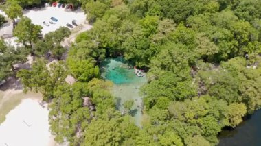 High Springs, FL, ABD - 14 Temmuz 2024: İnsansız hava aracı videosu Ginnie Springs Florida yaz merkezi