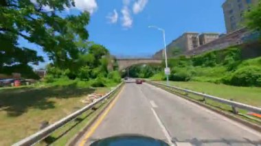 Hiperlapse New York stok videosu. George Washington Köprüsü 2024 'ün alt katında.