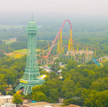 Doswell, VA, ABD - 18 Temmuz 2024: Bulutlu bir günde Hava Fotoğrafları: Dominyon Teması ve Su Parkı