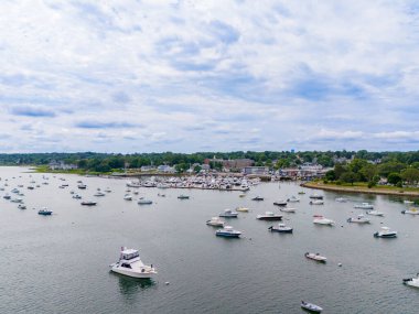 Plymouth Beach Massachusetts ABD 'deki tekneler. Hava aracı fotoğrafı pov 2024