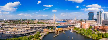 Boston şehir merkezinin inanılmaz havaları. Nehir köprüsü manzarası gökdelen ofisleri ve mavi gökyüzü 2024