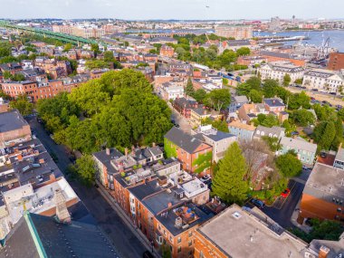 Charlestown Massachusetts nehrin karşısındaki Boston 'a. Hava aracı fotoğrafı 2024
