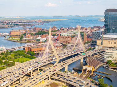 Boston stok fotoğrafı 2024. Nehirlerin, köprülerin, ofis binalarının ve limanın havadan görüntüsü.