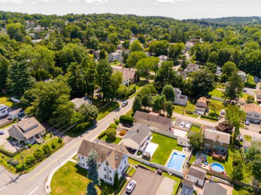 Hawthorne tren istasyonu New York, ABD 2024 'teki evler ve iş yerleri. Hava İHA pov fotoğrafı