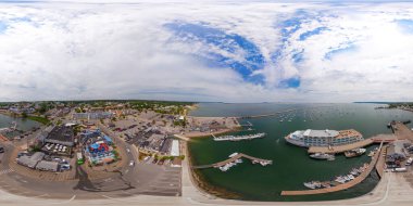 Plymouth Massachusetts, ABD. Limandaki gemilerin, otellerin, restoranların ve otoparkların insansız hava aracı fotoğrafları. Eşkenar üçgen 360 VR fotoğraf