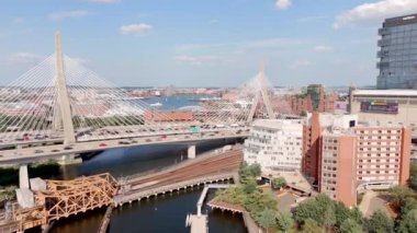 Boston, MA, ABD - 15 Temmuz 2024: Zakim Köprüsü Boston. 2024 drone stok videosu