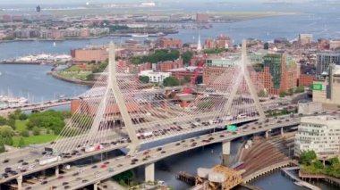 Boston, MA, USA - 15 Temmuz 2024: Boston Zakim Köprüsü 2024. Arka planda Logan Uluslararası Havaalanı