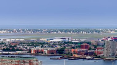 Boston, MA, ABD - 15 Temmuz 2024: Boston Logan Uluslararası Havaalanı, Massachusetts. 4k hava aracı stok videosu 2024
