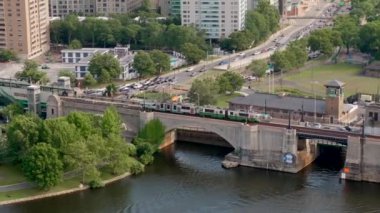Boston, MA, ABD - 15 Temmuz 2024: Boston metro treni Science Park West End platformunda. Hava aracı videosu 2024