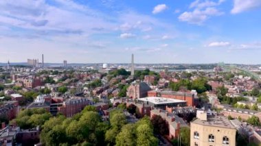 Bunker Hill Anıtı, Charlestown Massachusetts 2024. Hava aracı stok videosu.