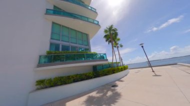 Miami, FL, ABD - 6 Ağustos 2024: Brickell 2024 'teki sinematik hisse senedi konutları